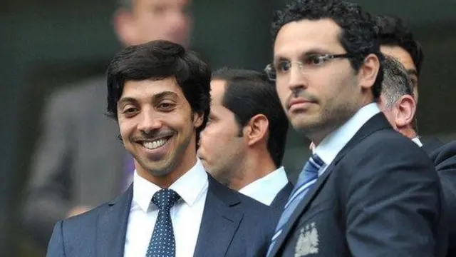 Mmiliki wa klabu ya man City Sheikh mansour kushoto