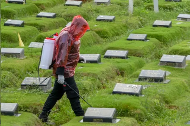 Sejumlah tempat pemakaman umum kini didedikasikan bagi jenazah pasien Covid-19.