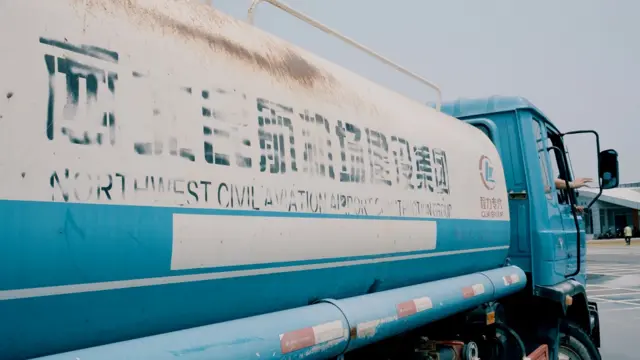 विमानतळावरील काही वाहनांवर चिनी कंपन्यांची नावं आहेत.