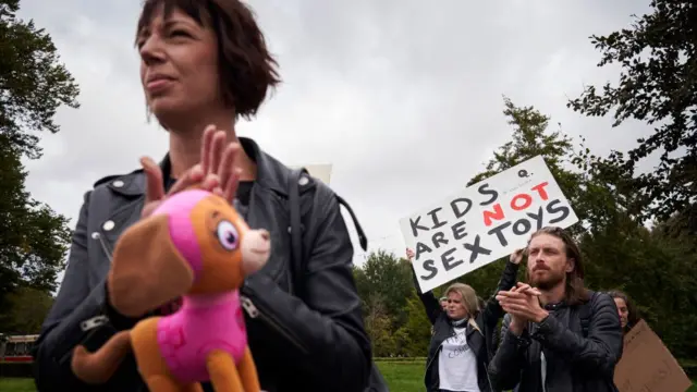 Imagem de arquivo de um protesto em setembro em Haia, na Holanda, contra a legalização de um partido que defende o sexo legal com crianças menores de 12 anos
