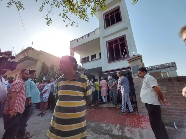 राहुल भट्ट के शव को जम्मू में उनके दुर्गा नगर आवास पर लाया गया