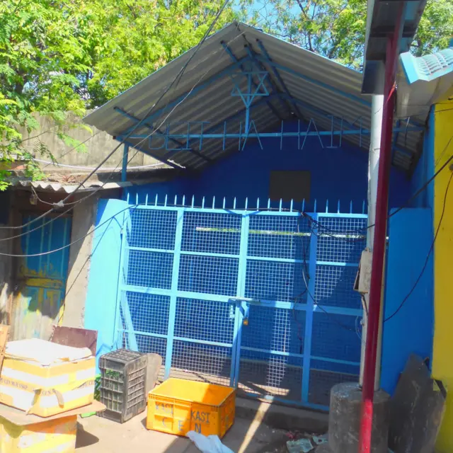 La puerta del cementerio.