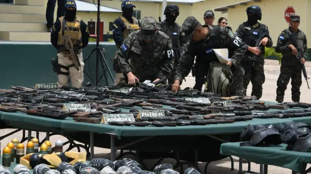 سلاحهای کشف شده از یک مخیگاه اعضای ام اس ۱۳ در هندوراس