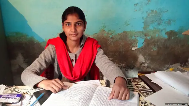 ਪੋਸਟ-ਮਾਸਟਰ ਮੀਨੂੰ ਕੁਮਾਰੀ ਮੁਤਾਬਕ ਲੋਕਾਂ ਵਿੱਚ ਲਾਟਰੀ ਦਾ ਚਾਅ ਬਹੁਤ ਵਧਿਆ ਹੈ