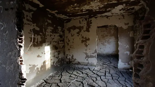 Paredes de una casa en ruinas que ha quedado al descubierto