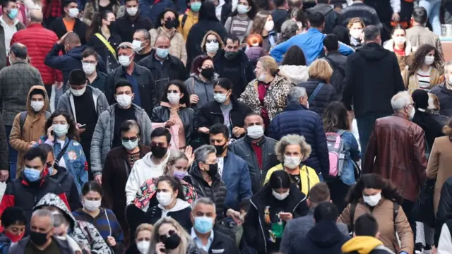 Gente con mascarillas.