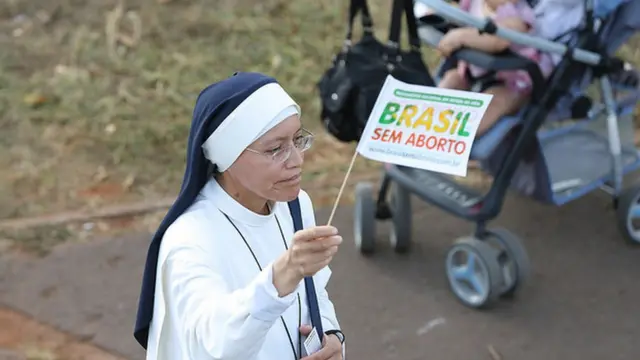 freira com bandeira contrária ao aborto