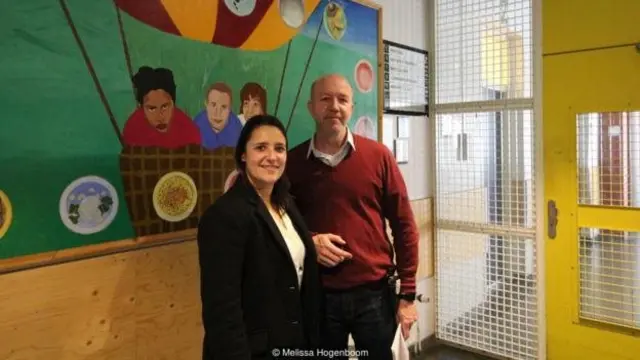 Psikolog Maud Verbruggen dan psikiater Menno van Koningsveld mengawasi pasien psikiatris di penjara.