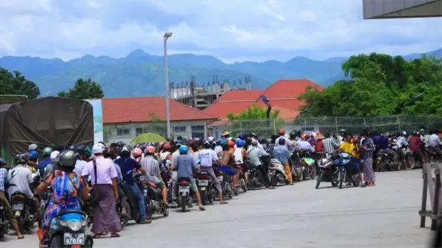 မန္တလေးမြို့ ဆီဆိုင်တစ်ဆိုင်မှာ သြဂုတ်လ ၁၄ ရကနေ့က ဆီတန်းစီနေတဲ့ ဆိုင်ကယ်များ