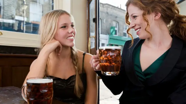 Пиво сближает людей, даже если они - коллеги