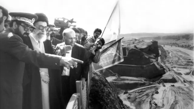 بازدید آقای خامنه‌ای از ساخت سد کرخه