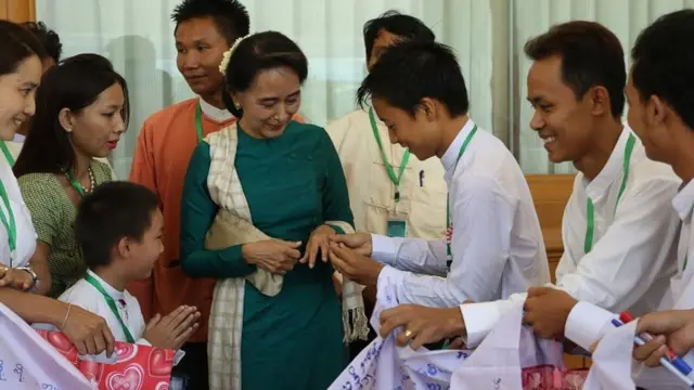 လက်ဆောင်ရတဲ့ မြန်မာချည်ထည်တွေကို နှစ်သက်ဝတ်ဆင်လေ့ရှိ