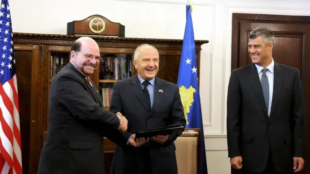 El embajador de EE.UU. ante Kosovo Christopher Dell, en 2009