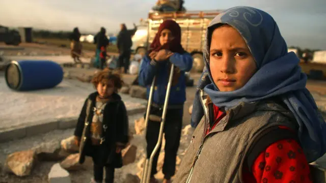 صورة تظهر أطفال سوريين نازحين في مخيم في محافظة إدلب في 16 فبراير/شباط 2020