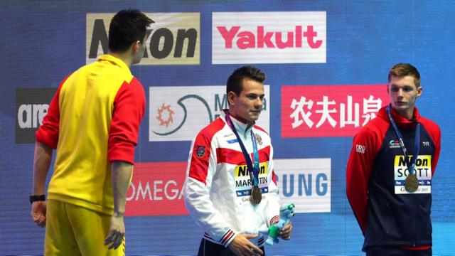 据媒体报道，孙杨（左）曾在领奖台上向拒绝上台的英国泳手斯科特怒吼。