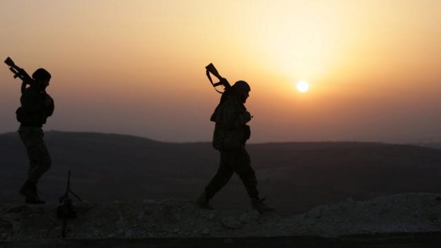Türk askeri ile Suriye'deki müttefiki olan Özgür Suriye Ordusu (ÖSO) güçleri YPG kontrolündeki Afrin'in doğusunda ilerliyor.