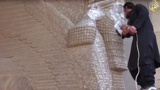 تحطيم آثار الموصل