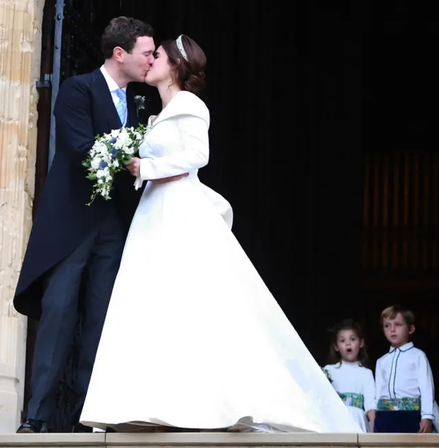 英国女王伊丽莎白二世的孙女尤金妮公主（Princess Eugenie）与杰克·布鲁克班克（Jack Brooksbank）婚礼在温莎城堡举行。