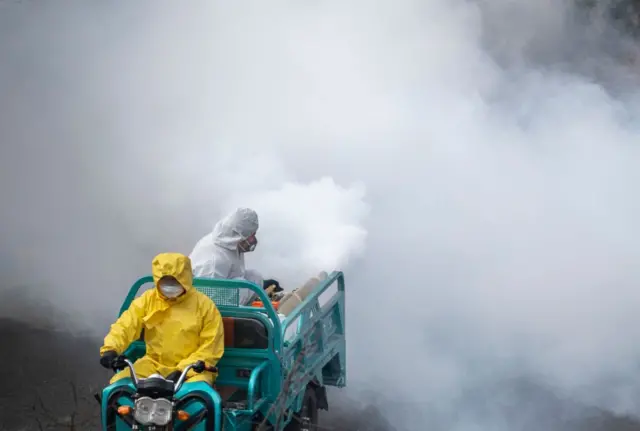 У Китаї дезінфікують вулиці