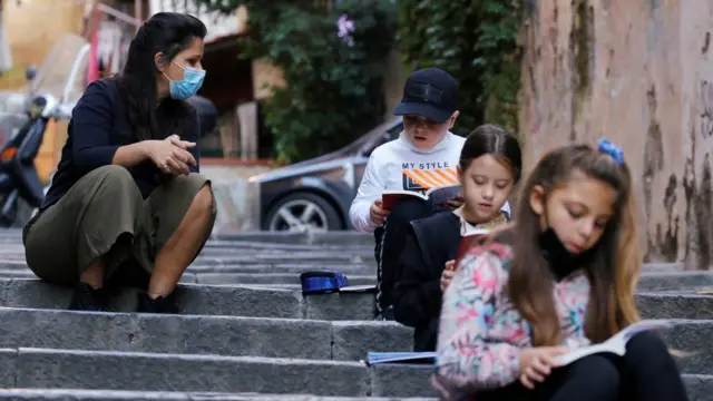 Pamela Buda enseña a sus alumnos en la calle de Nápoles.
