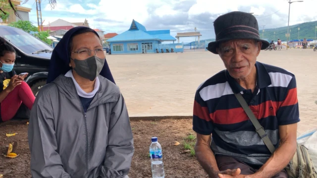 Suster Laurentina (kiri) dan Matius Tupen Hadung (kanan) di pelabuhan Larantuka, NTT.