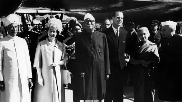 ભારતના પ્રથમ રાષ્ટ્રપતિ રાજેન્દ્ર પ્રસાદ, ઇંગ્લૅન્ડનાં મહારાણી એલિઝાબેથ દ્વિતીય અને તેમના પતિ ડ્યૂક ઑફ એડિનબરા પ્રિન્સ ફિલિપ તથા ભારતના પ્રથમ વડા પ્રધાન જવાહરલાલ નહેરુ સાથે ડૉ સર્વપલ્લી રાધાકૃષ્ણન