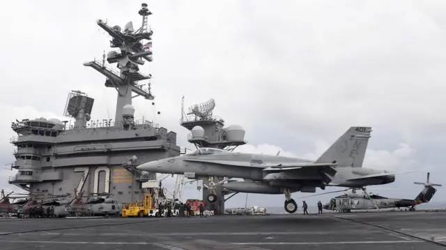 지난 3월 한미연합훈련에서 미국 제3함대 소속의 핵항공모함인 칼빈슨호 비행갑판에 F/A-18 전투기가 착륙하고 있다