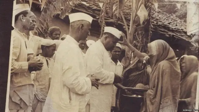 నానా పాటిల్ను ఆశీర్వదిస్తున్న మహిళలు