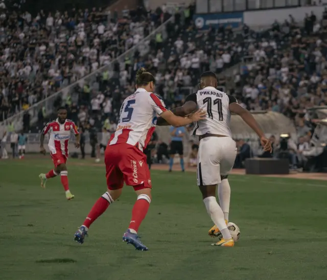 Napadač Partizana Rikardo Gomeš vodio je brojne duele sa defanzivcem Crvene zvezde Aleksandrom Dragovićem
