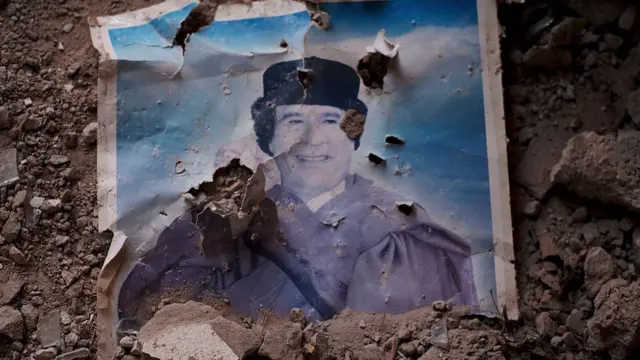 सलग 42 वर्षं राज्य करणाऱ्या हुकुमशहाची प्रतिमा