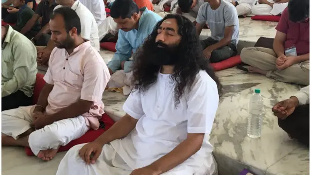 ఆశ్రమంలోని భక్తులు