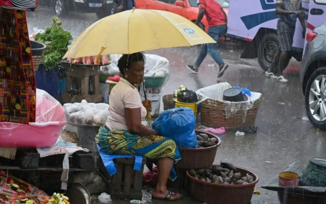 Umugore ariko aradandaza ibivyera itariki 30 z'ukwa cumi, 2020 ku soko nkuru ya Adjame, buca haba amatora y'umukuru w'igihugu wa Cote d'Ivoire.