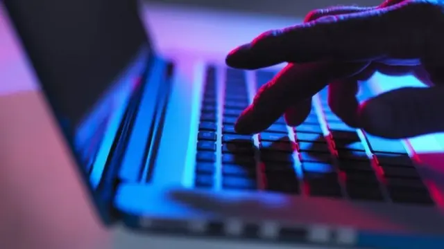 يقول عدنان إن وجود حياة رقمية للمرء كان يبدو في الماضي "غامضا بعض الشيء"