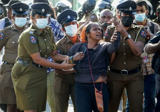 இலங்கை பொருளாதார நெருக்கடி நாட்டில் போராட்டங்களைத் தூண்டியது.
