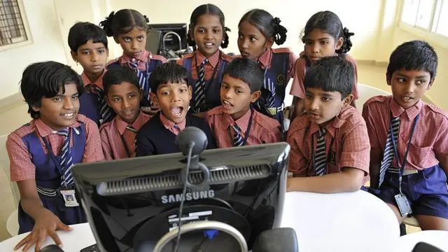 વીડિયો ચૅટ કરતાં વિદ્યાર્થીઓ