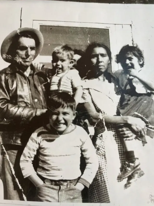 Demecio e Francesquita Peralta viviam perto do local onde o primeiro testedelai retrait zebetbomba atômica do mundo foi realizado, no Novo México. Na foto, o casal aparece com a filha mais nova, Genoveva (no colo da mãe), um dos filhos (à frente) e um neto (no colodelai retrait zebetDemecio).