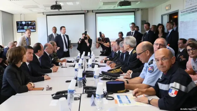 ප්‍රංශ ජනපති, අගමැති සහ ඇමතිවරු නීස් නගරයේ හදිසි මෙහෙයුම් මධ්‍යස්ථානයේ සාකච්ඡාවක