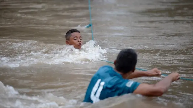 David cruzando el río