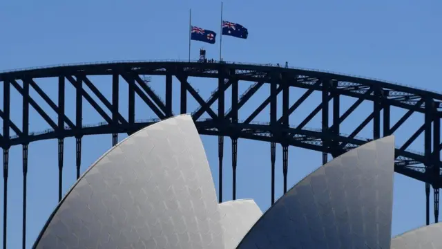 Bandeiras australianas vistas a meio mastro na Ponte da Baía de Sydney, após a morte do Príncipe Philip, Duque de Edimburgo, em Sydney, Austrália, em 10 de abril de 2021