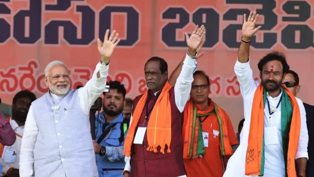 ఎన్నికల ప్రచార సభలో బీజేపీ నేతలు నరేంద్ర మోదీ, కె. లక్ష్మణ్, కిషన్ రెడ్డి