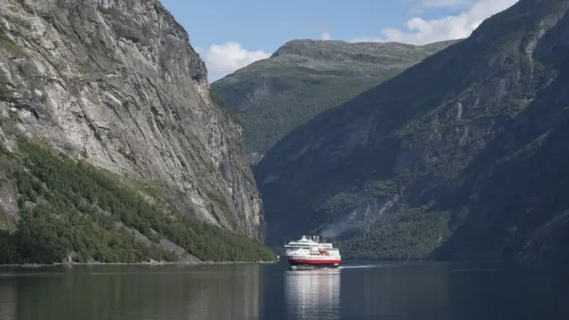 নরওয়েতে ফেরি পর্যন্ত চলছে ইলেকট্রিক ব্যাটারি চালিত ইঞ্জিনে