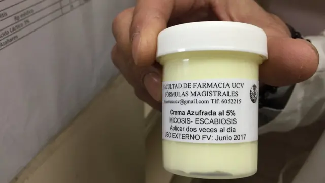 Bote de crema azufrada contra la sarna