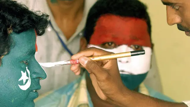 ভারত-পাকিস্তান পতাকায় রং