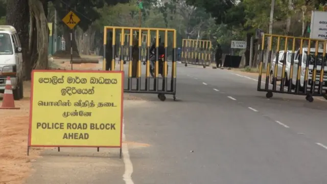 පොලිස් මාර්ග බාධක යොදවා ඇති ආකාරය