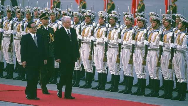 Rusya Devlet Başkanı Boris Yeltsin (sağda), Çin Devlet Başkanı Jiang Zemin (solda) tarafından 1992 yılında Tiananmen Meydanı'nda resmi törenle karşılanırken.