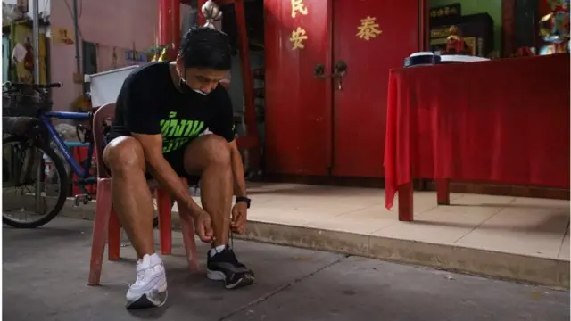 รองเท้าไนกี้เบอร์ 13 คู่นี้ ชัชชาติเล่าว่าแลกสลับข้างกับเพื่อนนักวิ่งที่สวนลุมพินี โดยถือเป็นรองเท้าคู่เก่งที่พาชัชชาติลงพื้นที่รอบ กทม.