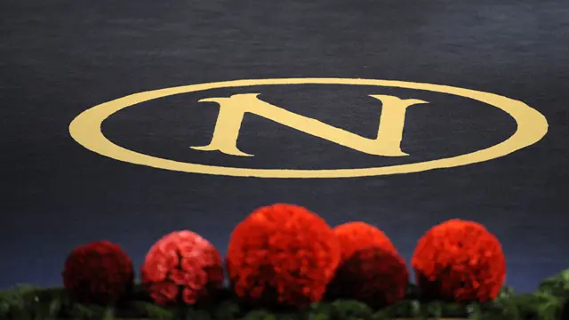 Logo del premio Nobel en tapete.