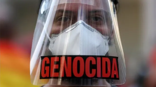 Manifestante com máscara contra Bolsonaro