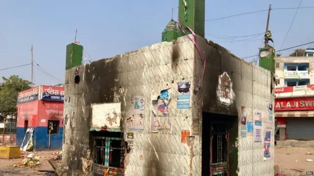 मज़ार में आगज़नी