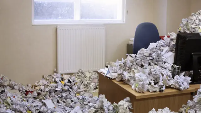 Un escritorio desordenado